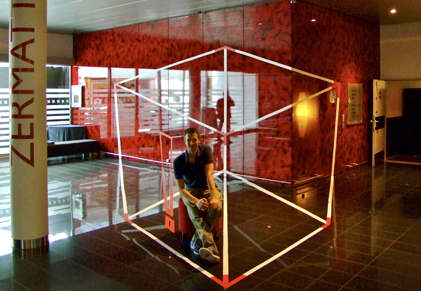 anamorphose réalisée par guillaume klein pour le parfum cube lacoste live